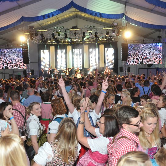 Typisch Hollager Oktoberfest: Nicht nur an den Tischen, auch auf der Tanzfläche vor der Bühne – die an sich schon ein echter „Hingucker“ ist – herrscht fröhliche Partystimmung. Typisch Hollager Oktoberfest: Nicht nur an den Tischen, auch auf der Tanzfläche vor der Bühne – die an sich schon ein echter „Hingucker“ ist – herrscht fröhliche Partystimmung.