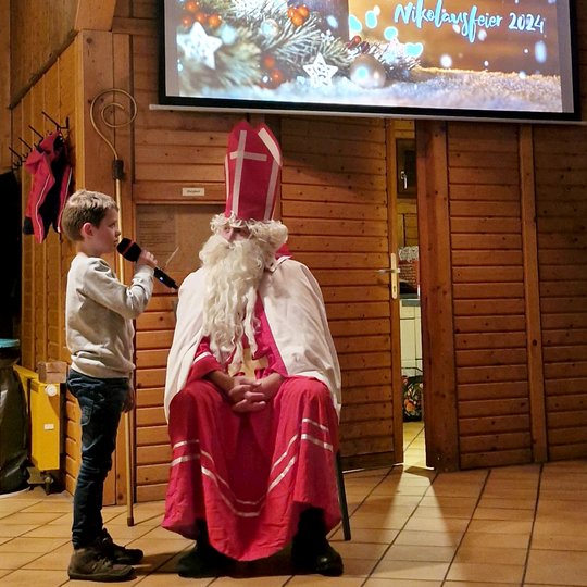 Einige Kinder trugen St. Nikolaus mutig ein Gedicht vor. Einige Kinder trugen St. Nikolaus mutig ein Gedicht vor.