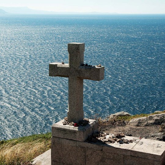 Ziel der Radtour auf dem Jakobsweg: Kap Finisterre. Foto: Jacqueline Macou / Pixabay Ein Wegekreuz auf dem Jakobsweg am Kap Finisterre