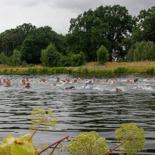 500 Meter Schwimmen, 20 Kilometer Radfahren und 5 Kilometer Laufen oder Walken sind die Disziplinen des Hollager Kanal-Cups, dessen Erlös vollständig als Spende dem Kinderhilfswerk terre des hommes zugutekommt. 500 Meter Schwimmen, 20 Kilometer Radfahren und 5 Kilometer Laufen oder Walken sind die Disziplinen des Hollager Kanal-Cups, dessen Erlös vollständig als Spende dem Kinderhilfswerk terre des hommes zugutekommt.