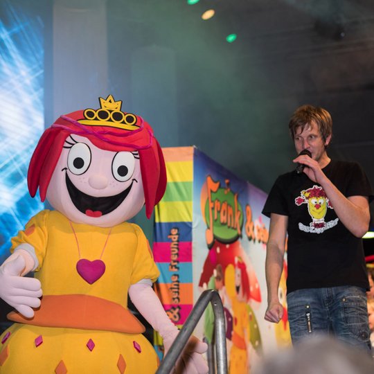 Prinzessin Mikidoo und Frank Acker luden die Kinder ein, mit ihnen gemeinsam auf der Bühne zu singen. Prinzessin Mikidoo und Frank Acker luden die Kinder ein, mit ihnen gemeinsam auf der Bühne zu singen.