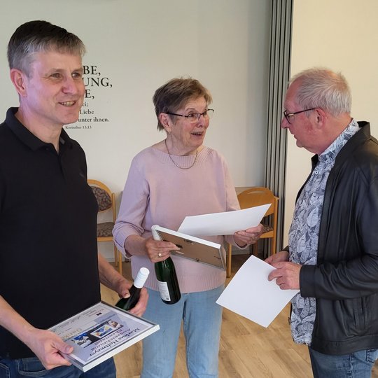 Christian Speer (rechts) überreicht Markus Holtmeyer und Irmgard Weiß Präsente. Christian Speer (rechts) überreicht Markus Holtmeyer und Irmgard Weiß Präsente.