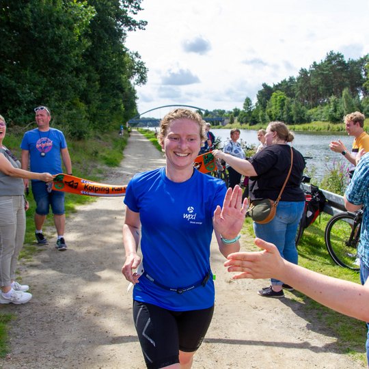 500 Meter Schwimmen, 20 Kilometer Radfahren und 5 Kilometer Laufen oder Walken sind die Disziplinen des Hollager Kanal-Cups, dessen Erlös der Kinderrechtsorganisation Terre des Hommes zugutekommt. Eine Teilnehmerin läuft ins Ziel.