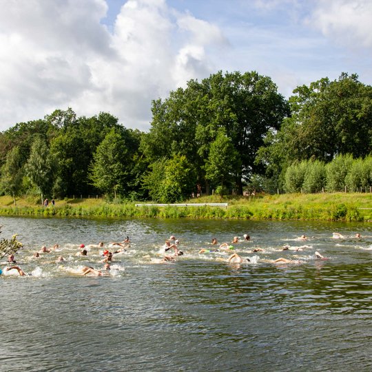 Erste Disziplin des Kanal-Cups: 500 Meter Schwimmen. Teilnehmende schwimmen im Kanal