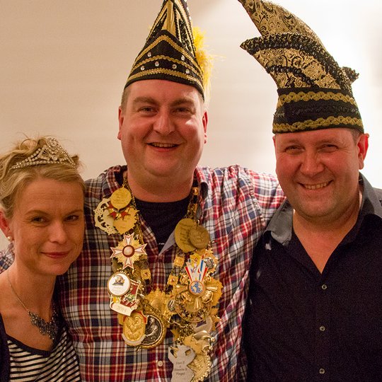 Prinzessin Stephanie I. und Prinz Maik I. (Hörnschemeyer) sowie KKC-Sitzungspräsident Ansgar Speer (von links) freuen sich auf die kommende Session. Prinzessin Stephanie I. und Prinz Maik I. (Hörnschemeyer) sowie KKC-Sitzungspräsident Ansgar Speer (von links) freuen sich auf die kommende Session.