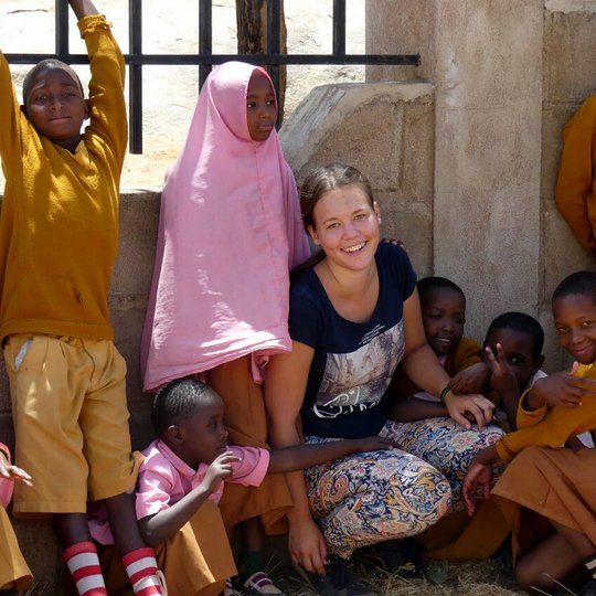 Kristin Kohlbrecher mit ihren Schulkindern in Tansania. Kristin Kohlbrecher mit ihren Schulkindern in Tansania.