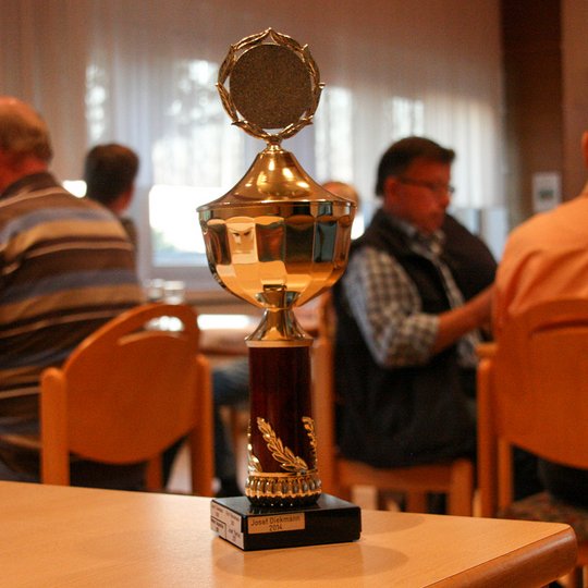 Objekt der Begierde bei den Hollager Doppelkopffreunden: der St. Josef Cup. Objekt der Begierde bei den Hollager Doppelkopffreunden: der St. Josef Cup.