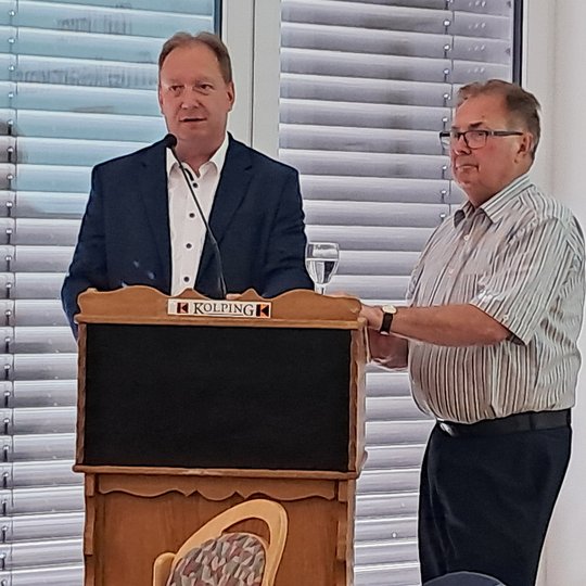 Referent Christian Weber (links) und Josef Thöle, Leiter „60plus“ der Kolpingsfamilie Hollage im Philipp-Neri-Haus. Referent Christian Weber (links) und Josef Thöle, Leiter „60plus“ der Kolpingsfamilie Hollage im Philipp-Neri-Haus.