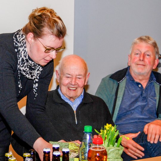 Martina Unland überreicht Norbert Scholz ein Präsent anlässlich seiner 75-jährigen Mitgliedschaft in der Kolpingsfamilie. Martina Unland überreicht Norbert Scholz ein Präsent anlässlich seiner 75-jährigen Mitgliedschaft in der Kolpingsfamilie.