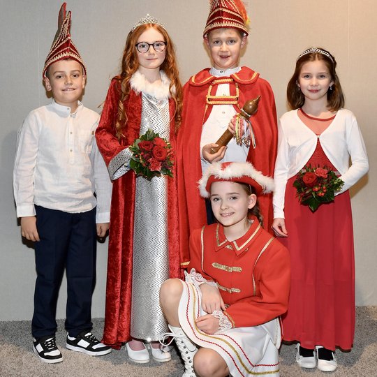 KKC-Kinderprinzenpaar 2026: Prinz Ole I. und Prinzessin Anni I. (Ole Klietsch und Anni Kemme) mit ihren Adjutanten Edda Ulbrich und Niklas Kruse sowie Funkenmariechen Merle Rotert Gruppenfoto
