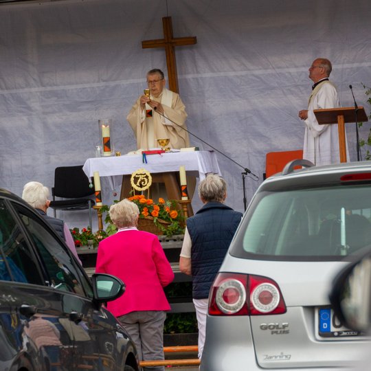 Reinhard Molitor zelebriert den Auto-Gottesdienst, mit dem die Kolpingsfamilie Hollage ihr 75-jähres Bestehen feiert. Reinhard Molitor zelebriert den Auto-Gottesdienst, mit dem die Kolpingsfamilie Hollage ihr 75-jähres Bestehen feiert.