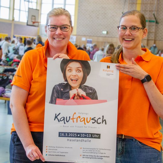 Martina Unland (links) und Janina Bode mit dem Plakat für den nächsten „Kaufrausch“ am 16. März. Martina Unland (links) und Janina Bode mit dem Plakat für den nächsten „Kaufrausch“ am 16. März.