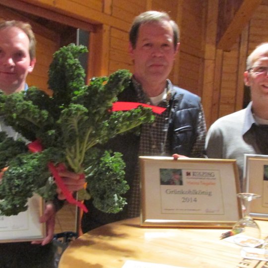 Peter Glose, Heinz Tegeler und Gregor Siebrands (von links) mit Grünkohlstrauß und Urkunden. Peter Glose, Heinz Tegeler und Gregor Siebrands (von links) mit Grünkohlstrauß und Urkunden.
