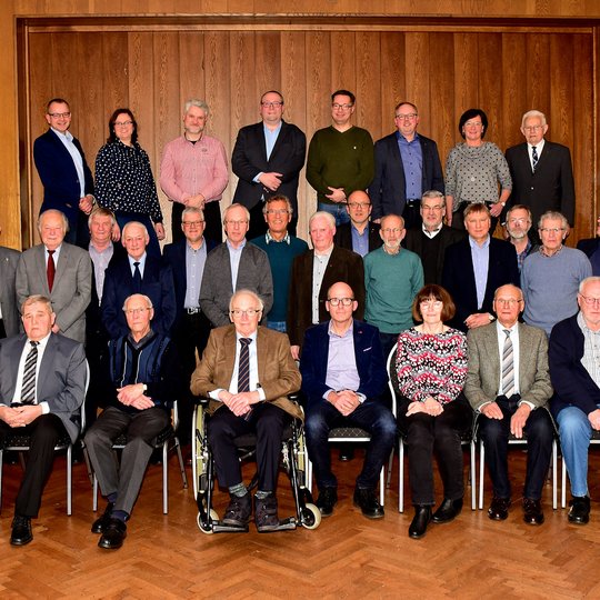 Gruppenfoto der Jubilare mit dem Vorsitzenden Heiner Placke, der selbst für seine 40-jährige Mitgliedschaft geehrt wurde. Gruppenfoto der Jubilare mit dem Vorsitzenden Heiner Placke, der selbst für seine 40-jährige Mitgliedschaft geehrt wurde.