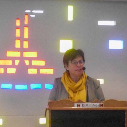 Angelika Kampsen spricht beim 60plus-Frühstück über ihre Arbeit als Krankenhausseelsorgerin. Angelika Kampsen spricht beim 60plus-Frühstück über ihre Arbeit als Krankenhausseelsorgerin.