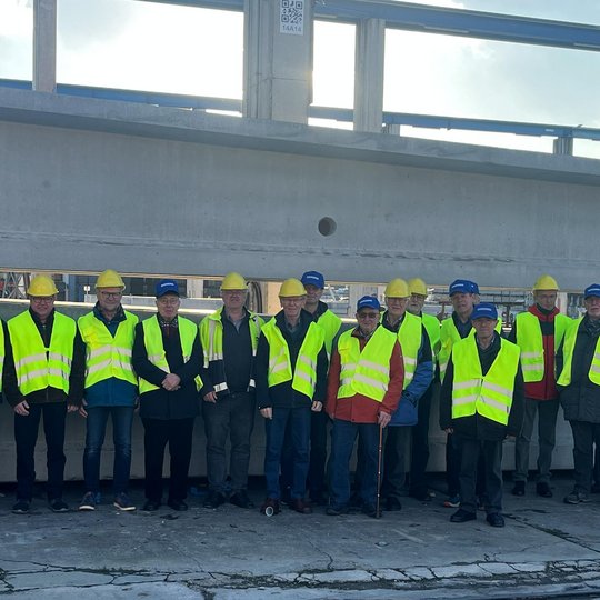 Die Besuchergruppe mit Kai-Uwe Tautz (links) und Michael van den Heuvel (rechts). Die Besuchergruppe mit Kai-Uwe Tautz (links) und Michael van den Heuvel (rechts).