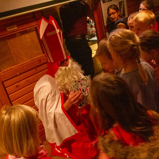 St. Nikolaus verteilt Geschenke an die braven Kolping-Kinder. St. Nikolaus verteilt Geschenke an die braven Kolping-Kinder.