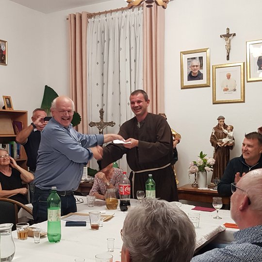 Spendenübergabe im Pfarrsaal Spendenübergabe im Pfarrsaal