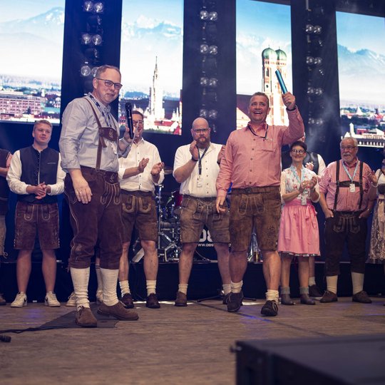 Heiner Placke übergibt die Leitung des Oktoberfestes an Carsten Kühl. Heiner Placke übergibt die Leitung des Oktoberfestes an Carsten Kühl.
