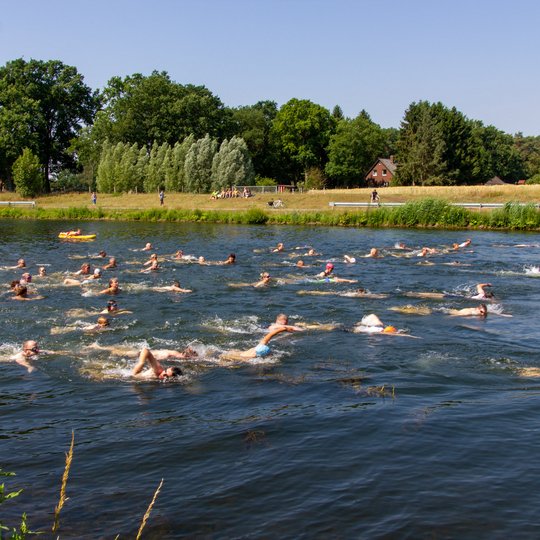 Erste Disziplin: 500 Meter Schwimmen im Kanal. Erste Disziplin: 500 Meter Schwimmen im Kanal.