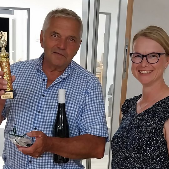 Steffi Kühl überreicht den „St. Josef Cup“ an Wolfgang Eggert. Steffi Kühl überreicht den „St. Josef Cup“ an Wolfgang Eggert.
