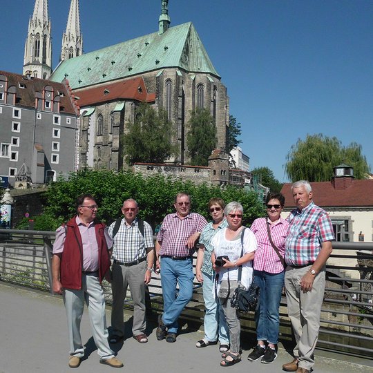 Einige Reiseteilnehmer auf der Neißebrücke in Görlitz, im Hintergrund die Peter-und-Paul-Kirche. Einige Reiseteilnehmer auf der Neißebrücke in Görlitz, im Hintergrund die Peter-und-Paul-Kirche.