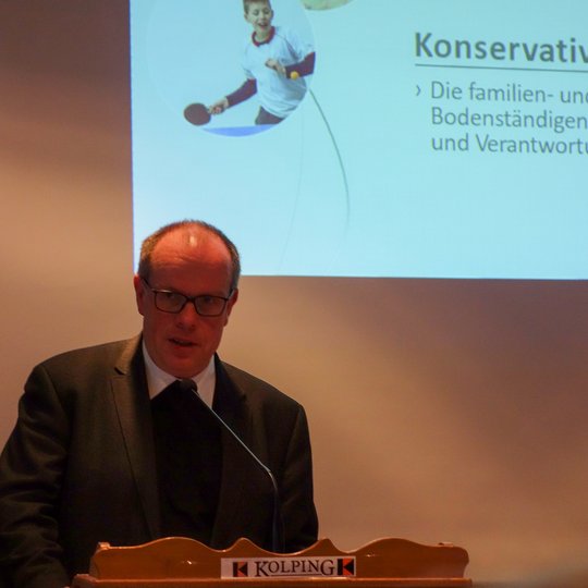 Weihbischof Johannes Wübbe blickte beim 60plus-Frühstück auf die religiöse Praxis der jüngeren Generation. Weihbischof Johannes Wübbe blickte beim 60plus-Frühstück auf die religiöse Praxis der jüngeren Generation.