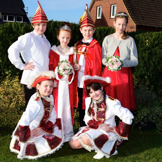 Seine Tollität Prinz Lennert I. und Ihre Lieblichkeit Prinzessin Svea I. (Lennert Sahm und Svea Bodensiek) mit ihren Adjutanten Cajus Wahmhoff und Lea Koddenberg sowie den Funkenmariechen Lilith Wesselkamp und Pia Luisa Strößner. Seine Tollität Prinz Lennert I. und Ihre Lieblichkeit Prinzessin Svea I. (Lennert Sahm und Svea Bodensiek) mit ihren Adjutanten Cajus Wahmhoff und Lea Koddenberg sowie den Funkenmariechen Lilith Wesselkamp und Pia Luisa Strößner.