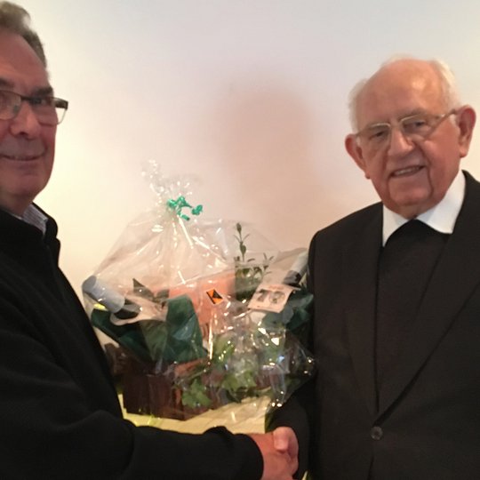 60plus-Leiter Josef Thöle (links) bedankt sich mit einem Präsent bei Heinz Dunker für seinen Besuch in Hollage. 60plus-Leiter Josef Thöle (links) bedankt sich mit einem Präsent bei Heinz Dunker für seinen Besuch in Hollage.