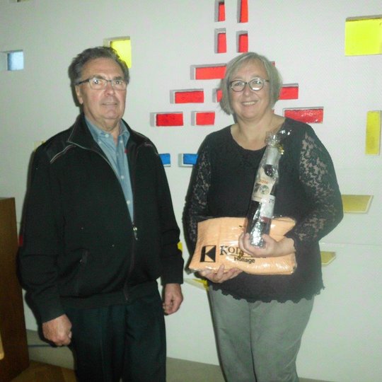 Josef Thöle überreicht Ulrike Otte ein kleines Präsent als Dank für ihren Vortrag. Josef Thöle überreicht Ulrike Otte ein kleines Präsent als Dank für ihren Vortrag.