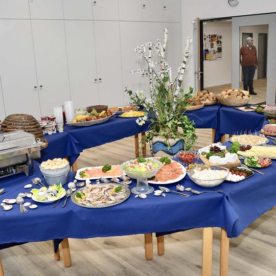 Eine reichhaltige Auswahl wartet auf die Gäste am Büfett. Das Frühstücksbüfett.