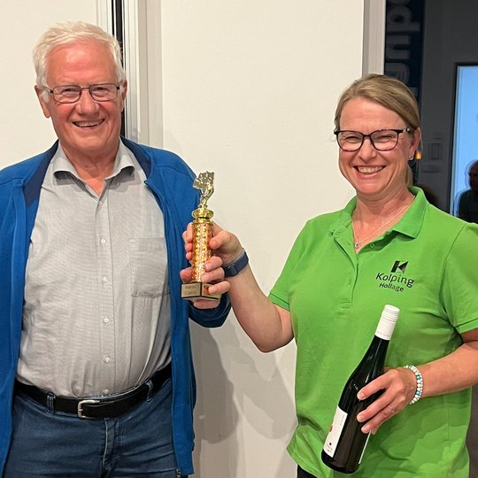 Steffi Kühl überreicht Alfons Schröer den „St. Josef Cup“ und eine Flasche Kolping-Wein. Steffi Kühl überreicht Alfons Schröer den „St. Josef Cup“ und eine Flasche Kolping-Wein.