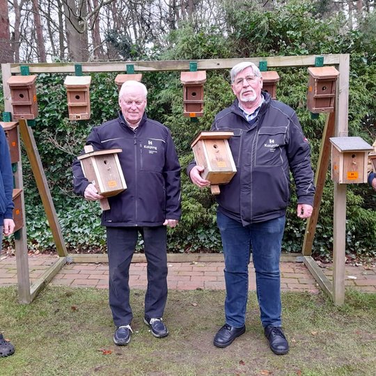 Eric Weber und Johannes Holtmeyer mit ihren „Kolpinghäusern“, sowie Helmut Kühl und Josef Thöle (von links), die beim Aufhängen der Kästen behilflich sind. Eric Weber und Johannes Holtmeyer mit ihren „Kolpinghäusern“, sowie Helmut Kühl und Josef Thöle (von links), die beim Aufhängen der Kästen behilflich sind.