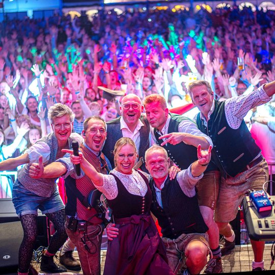 Die Münchner Band Take Five wird wie hier zuletzt 2023 das Hollager Festzelt rocken.
