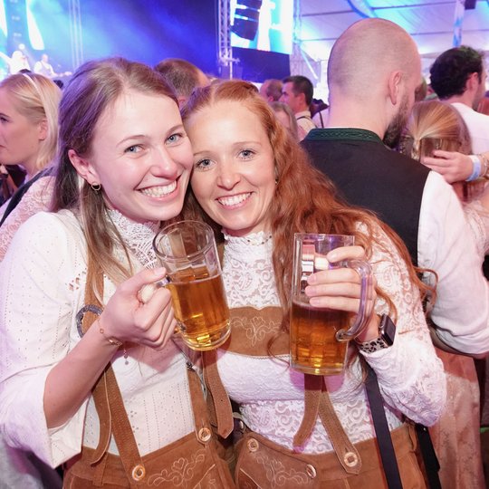 Egal ob Dirndl oder Lederhose, Hauptsache bayrische Tracht. Zwei junge Frauen in Lederhosen auf dem Hollager Oktoberfest.