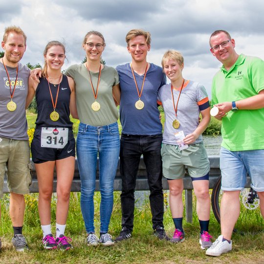 Die sportlichen Siegerinnen und Sieger des Kanal-Cups 2024 (von links): Julius Pilatus, Lea Klass, Sarah Klass, Maximilian Künne und Johanna Pilatus sowie Alexander Kühl (Kolpingsfamilie Hollage). Die sportlichen Siegerinnen und Sieger des Kanal-Cups 2024 (von links): Julius Pilatus, Lea Klass, Sarah Klass, Maximilian Künne und Johanna Pilatus sowie Alexander Kühl (Kolpingsfamilie Hollage).