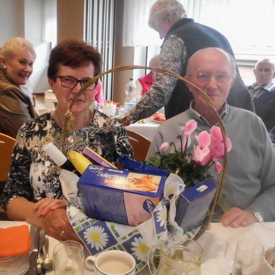 Elisabeth Albers und Franz Riepenhoff erhalten einen Präsentkorb als Dank für ihre langjährige Hilfe. Elisabeth Albers und Franz Riepenhoff erhalten einen Präsentkorb als Dank für ihre langjährige Hilfe.