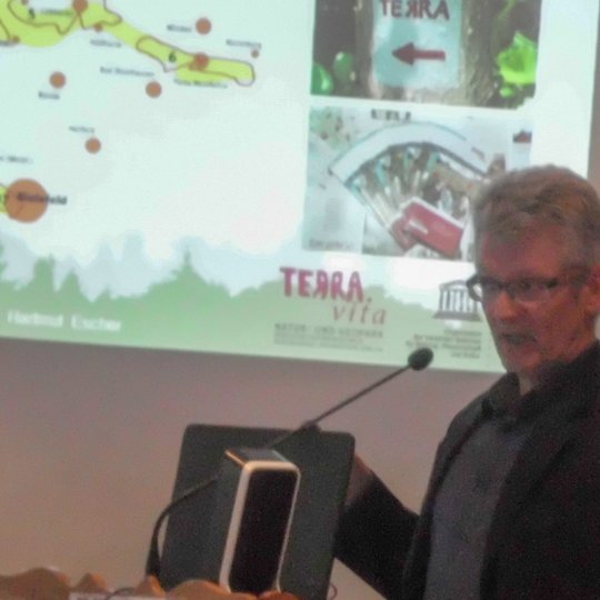 TERRA.vita-Geschäftsführer Hartmut Escher stellt den Natur- und Geopark vor. TERRA.vita-Geschäftsführer Hartmut Escher stellt den Natur- und Geopark vor.