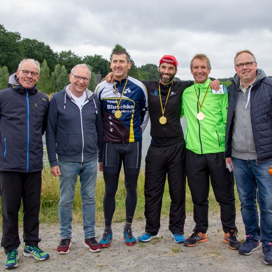 Die Organisatoren Martin Süllow und Christian Speer mit den Siegern Carsten Meyer, Marcus Demmler und Frank Glose sowie Heiner Placke (von links). Die Organisatoren Martin Süllow und Christian Speer mit den Siegern Carsten Meyer, Marcus Demmler und Frank Glose sowie Heiner Placke (von links).