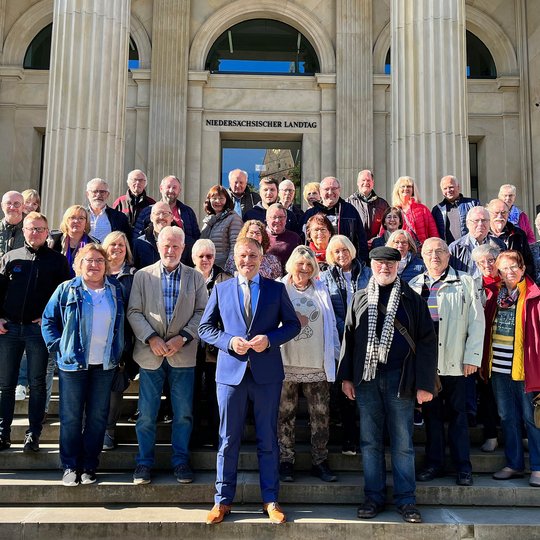 Gruppenfoto vor dem Landtagsgebäude in Hannover. Gruppenfoto vor dem Landtagsgebäude in Hannover.