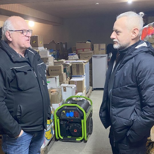 Hubert Wächter (links) und Vasyl Safka, Vorsitzender Kolping Europa, im Lagerraum für die Hilfsgüter. Hubert Wächter (links) und Vasyl Safka, Vorsitzender Kolping Europa, im Lagerraum für die Hilfsgüter.