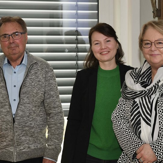 Josef Thöle mit den Referentinnen Irene Prinz und Martina Niermann. Josef Thöle mit den Referentinnen Irene Prinz und Martina Niermann.