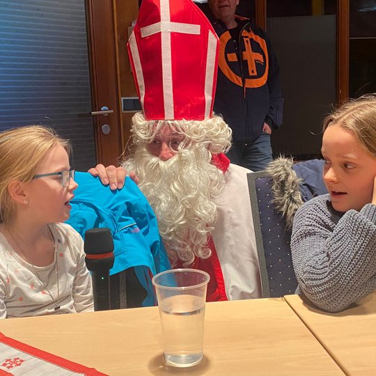 Die Kinder sagen für St. Nikolaus Gedichte auf. Die Kinder sagen für St. Nikolaus Gedichte auf.