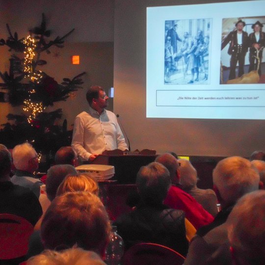 Stefan Düing spricht beim Hollager 60plus-Frühstück über Adolph Kolping und sein Werk.