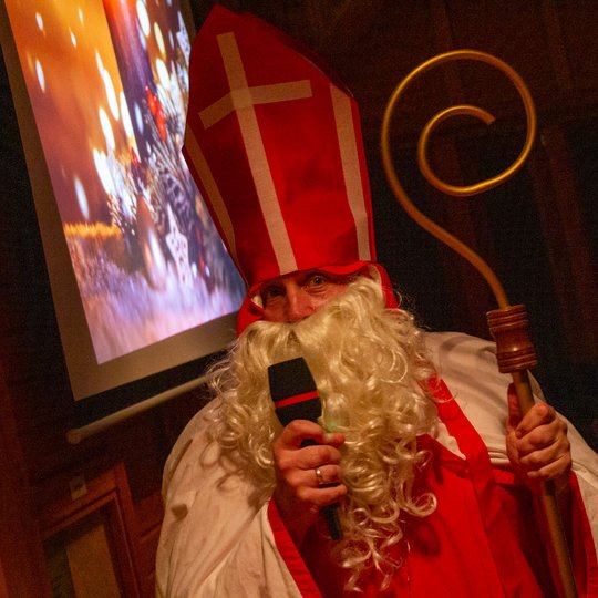St. Nikolaus besucht die Kinder der Kolpingsfamilie Hollage im Pavillon an der Hollager Mühle. St. Nikolaus besucht die Kinder der Kolpingsfamilie Hollage im Pavillon an der Hollager Mühle.