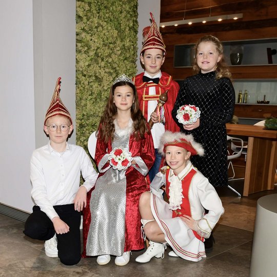 Das Kinderprinzenpaar des KKC, Prinz Tillmann I. (Petzold) und Prinzessin Freda I. (Bauböck) mit ihrem Adjutantenpaar Oskar Kemme und Romi Kuhlmann sowie Funkenmariechen Marit Hellmich. Das Kinderprinzenpaar des KKC, Prinz Tillmann I. (Petzold) und Prinzessin Freda I. (Bauböck) mit ihrem Adjutantenpaar Oskar Kemme und Romi Kuhlmann sowie Funkenmariechen Marit Hellmich.