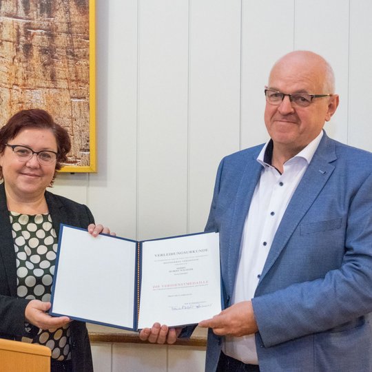 Bärbel Rosensträter und Hubert Wächter mit der Urkunde des Bundespräsidenten. Bärbel Rosensträter und Hubert Wächter mit der Urkunde des Bundespräsidenten.