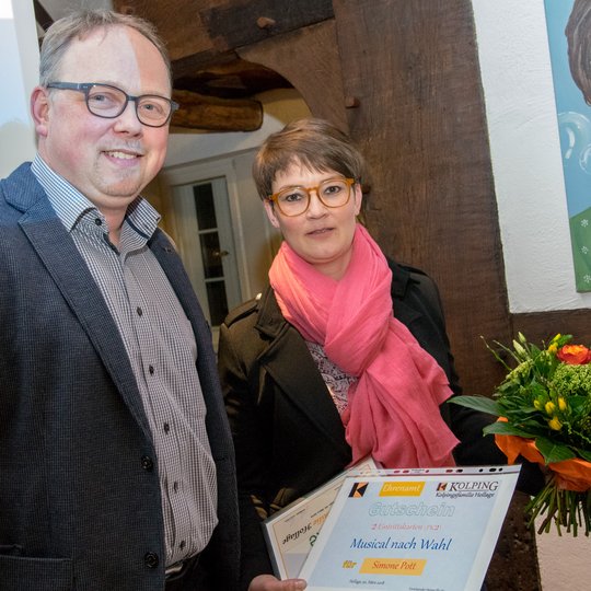 Heiner Placke überreicht Simone Pott Blumen und einen Gutschein für einen Musicalbesuch. Heiner Placke überreicht Simone Pott Blumen und einen Gutschein für einen Musicalbesuch.