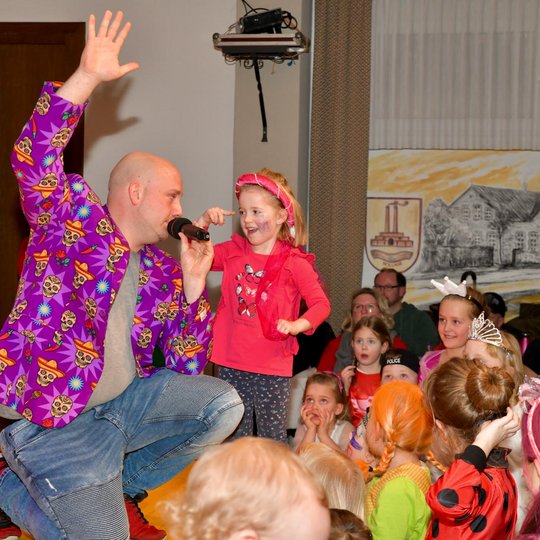 Viel Spaß und Bewegung hatten die kleinen Närrinnen und Narren beim Kolping-Kinderkarneval, wie hier beim Auftritt der Jojos. Viel Spaß und Bewegung hatten die kleinen Närrinnen und Narren beim Kolping-Kinderkarneval, wie hier beim Auftritt der Jojos.