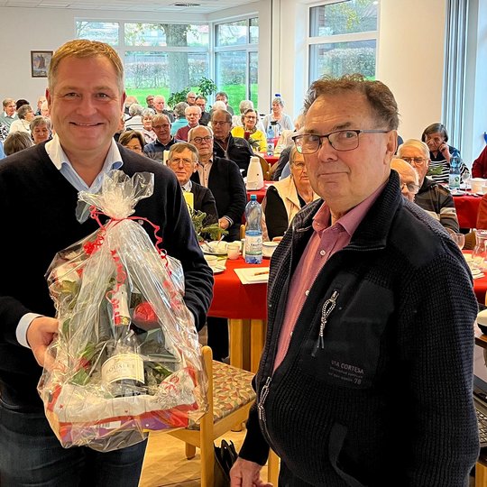 Josef Thöle (rechts) bedankt sich bei Guido Pott mit einem Präsent für den Vortrag. Josef Thöle (rechts) bedankt sich bei Guido Pott mit einem Präsent für den Vortrag.
